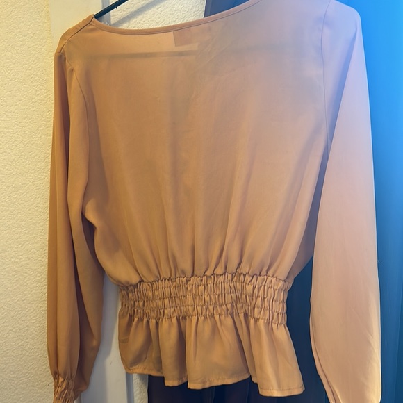 Woman’s blouse - Picture 4 of 5